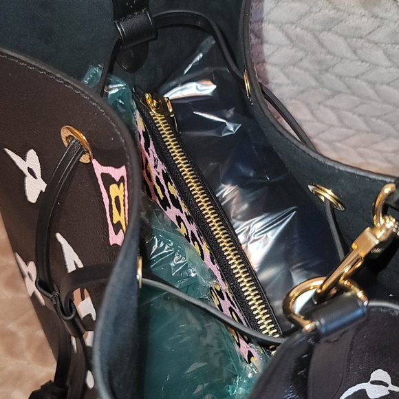 NeoNoe Wild at Heart Louis Vuitton Black Monogram Neo Noe Cross Body Bag - Picture 8 of 17